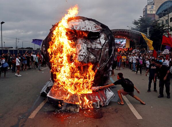 Manifestantes queimando efígie do presidente filipino, Rodrigo Duterte, cidade de Quezon, Filipinas. - Sputnik Brasil