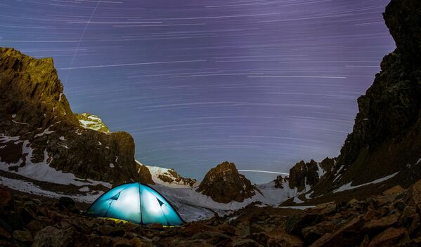 Chuva de meteoros e estrelas captada em uma foto de exposição longa nas montanhas de Tian Shan, Cazaquistão. - Sputnik Brasil
