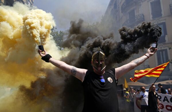 Manifestante com sinalizador durante uma greve de taxistas em Barcelona, Espanha. - Sputnik Brasil