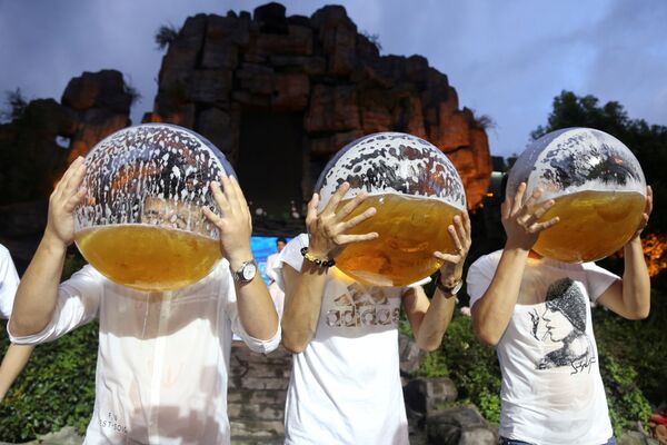 Pessoas bebendo cerveja durante uma competição na cidade chinesa de Hangzhou - Sputnik Brasil