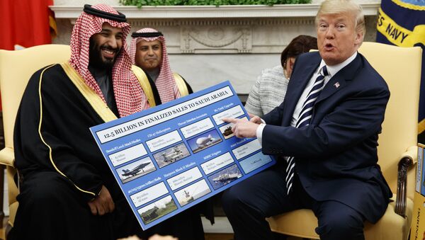 Presidente dos EUA Donald Trump mostra um gráfico com vendas de armas à Arábia Saudita durante o encontro com o príncipe herdeiro saudita, Mohammed bin Salman Mohamed, Estados Unidos, 20 de março de 2018 - Sputnik Brasil