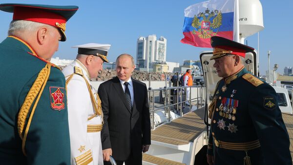 Presidente da Rússia, Vladimir Putin, participa das celebrações dedicadas ao Dia da Marinha - Sputnik Brasil