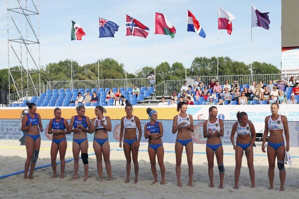 Seleção Russa fotografada após a partida da fase preliminar do VIII Campeonato Mundial feminino de handebol 2018 - Sputnik Brasil