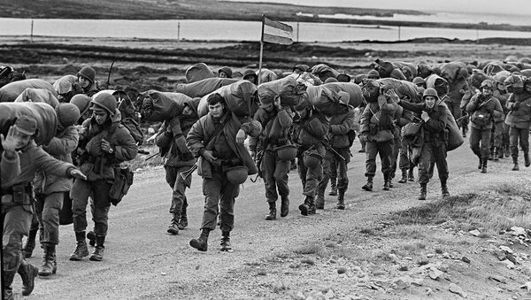 Soldados argentinos caminhando para ocupar a base capturada dos Royal Marines (fuzileiros reais em português) em Porto Argentino/Port Stanley poucos dias após a ditadura militar argentina ter tomado as ilhas Malvinas, iniciando uma guerra entre a Argentina e o Reino Unido, 13 de abril de 1982 - Sputnik Brasil