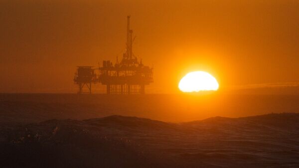 Pôr do sol sobre uma plataforma de petróleo (imagem referencial) - Sputnik Brasil