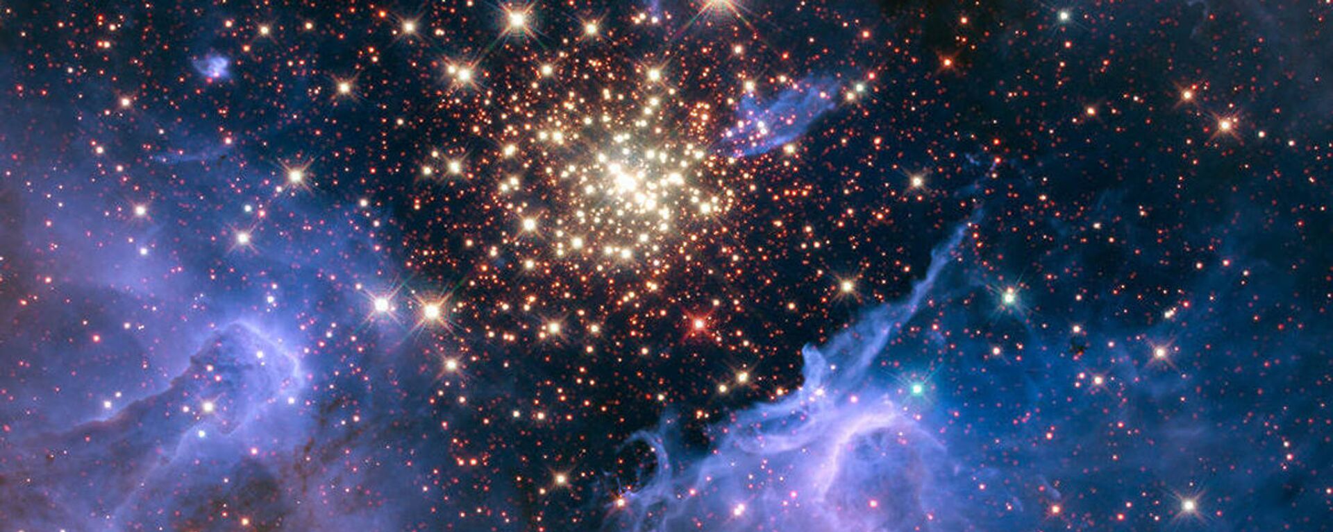 Aglomerado estelar aberto NGC 3603 situado no braço espiral de Carina-Sagitário, na Via Látea, a cerca de 20 mil anos-luz de distância do Sistema Solar - Sputnik Brasil, 1920, 20.12.2021