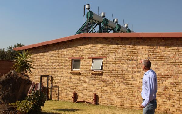 Residente de Kleinfontein mostra painéis solares em sua moradia alugada - Sputnik Brasil