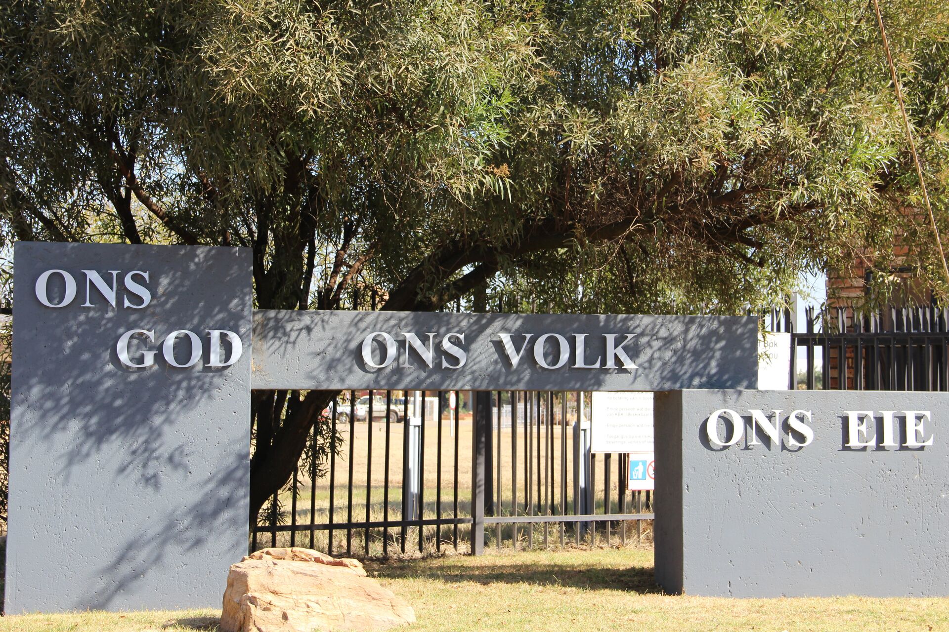 Monumento com palavras escritas na língua africâner: Ons God Ons Volk Ons Eie (Nosso Deus, Nosso Povo, Nossa Propriedade), em Kleinfontein - Sputnik Brasil, 1920, 23.09.2022