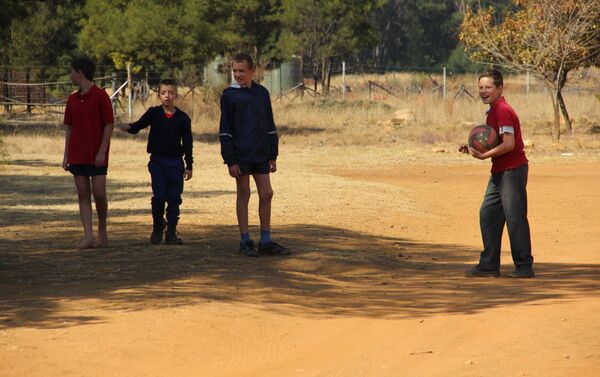 Crianças jogam bola em Kleinfontein - Sputnik Brasil