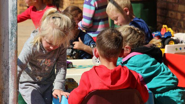 Crianças na escola em Kleinfontein - Sputnik Brasil