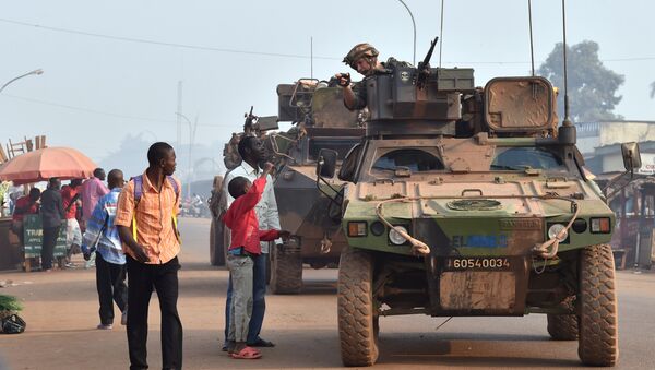 Forças francesas patrulhando um dos distritos de Bangui, República Centro-Africana - Sputnik Brasil