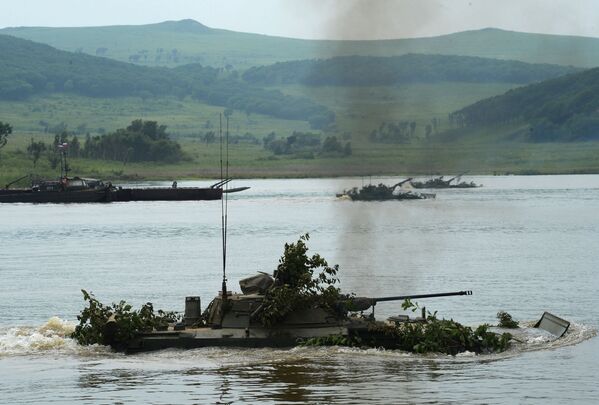 Veículo de combate de infantaria treina cruzamento de um rio perto do polígono de Sergeevsky, região de Primorie - Sputnik Brasil