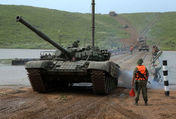 Tanque T-72 ultrapassa obstáculo aquático usando uma ponte flutuante durante manobras - Sputnik Brasil