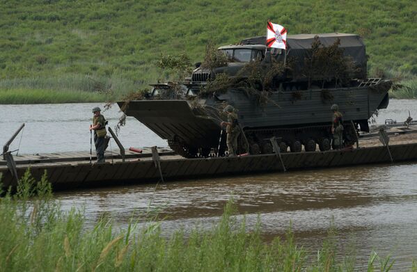 Veículo de transporte anfíbio é visto atravessando a ponte no decurso da tarefa em que deve atravessar o rio - Sputnik Brasil