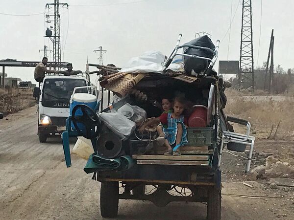 Meninos na carroceria de um carro no sudoeste da província libertada de Daraa - Sputnik Brasil