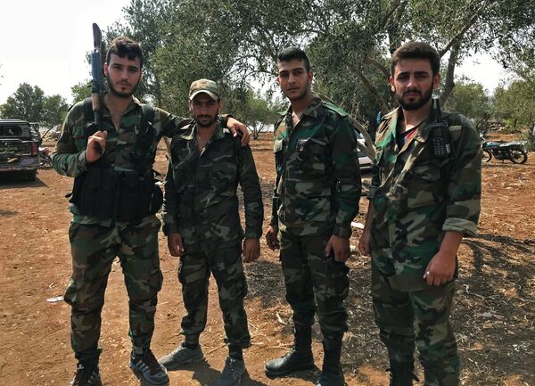 Militares sírios descansando um pouco depois de expulsar terroristas do Daesh do sudoeste da província de Daraa - Sputnik Brasil