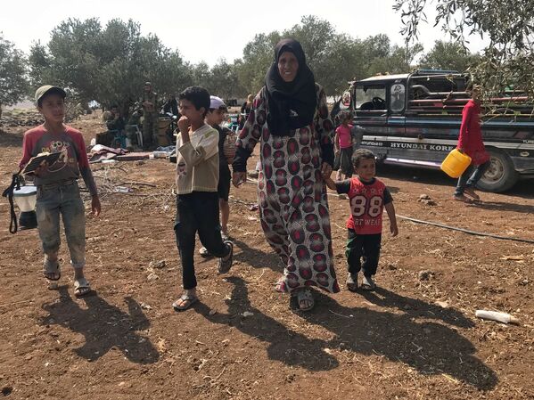Mulher passeando com seus filhos em Daraa, território livre da ameaça terrorista - Sputnik Brasil