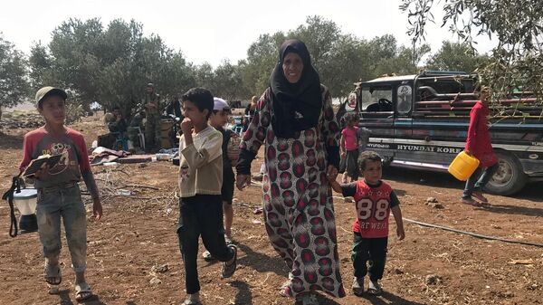 Mulher passeando com seus filhos em Daraa, na Síria - Sputnik Brasil