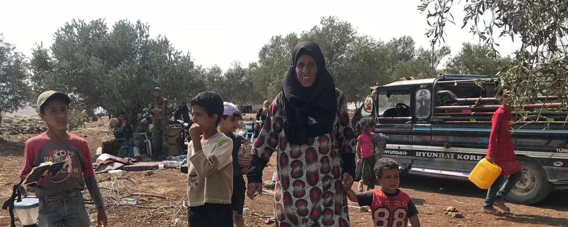 Mulher passeando com seus filhos em Daraa, na Síria - Sputnik Brasil, 1920, 06.04.2024