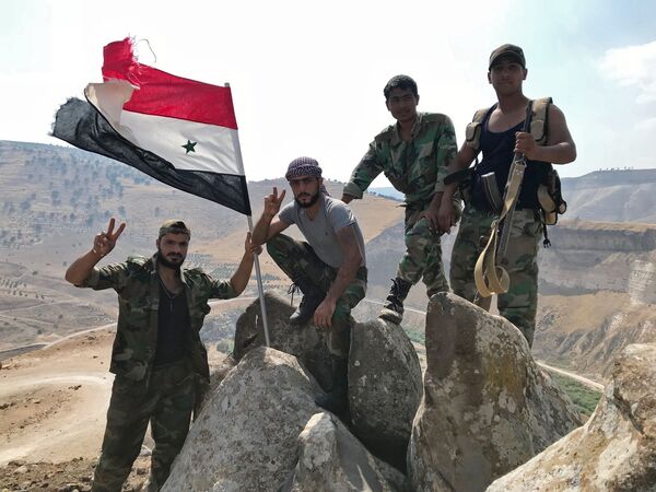Militares sírios hasteiam bandeira governamental no sudoeste da província de Daraa, na fronteira com a Jordânia - Sputnik Brasil