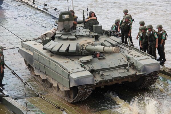 Militares russos embarcam tanque de plataforma durante o consurso Otkrytaya Voda 2018 - Sputnik Brasil