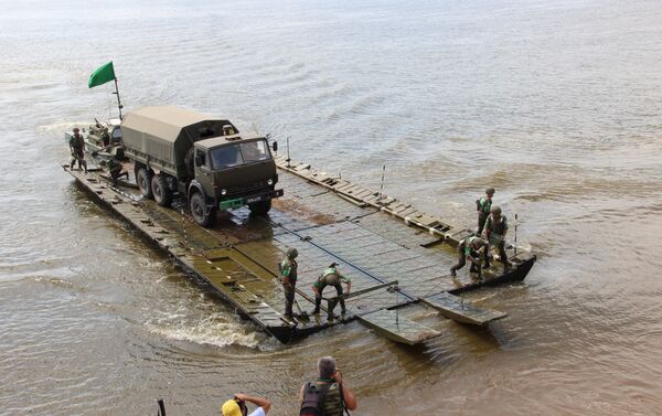 Pontoneiros russos transportam veículos blindados através do rio Oka, durante o concurso Otkrytaya Voda 2018 - Sputnik Brasil