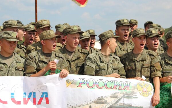 Militares russos apoiam seu time durante o concurso Otkrytaya Voda 2018 - Sputnik Brasil