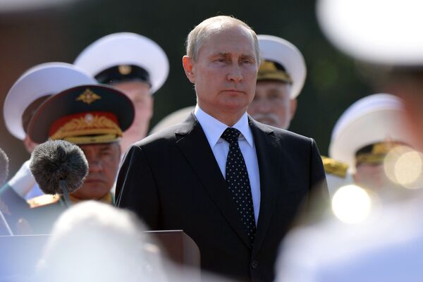 Presidente russo, Vladimir Putin, participa dos festejos do Dia da Marinha, em São Petersburgo - Sputnik Brasil