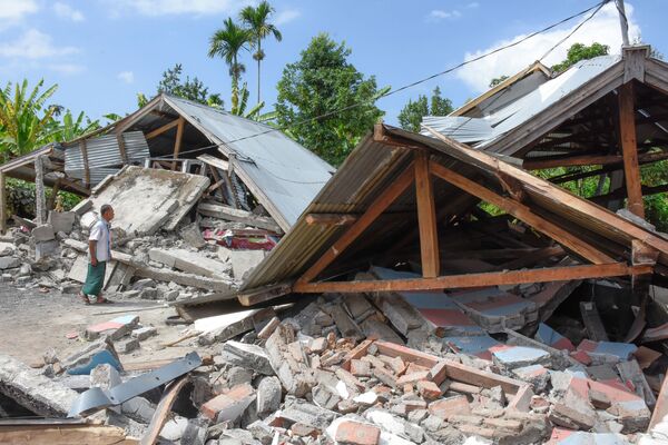 Habitações destruídas por um terremoto forte na Indonésia - Sputnik Brasil
