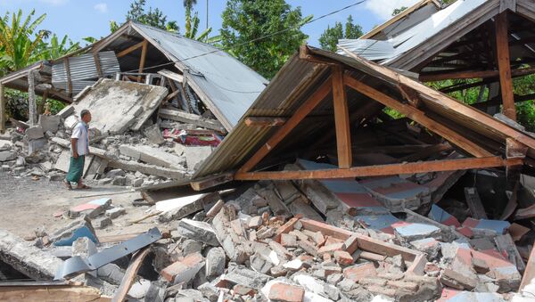 Habitações destruídas por um terremoto forte na Indonésia - Sputnik Brasil