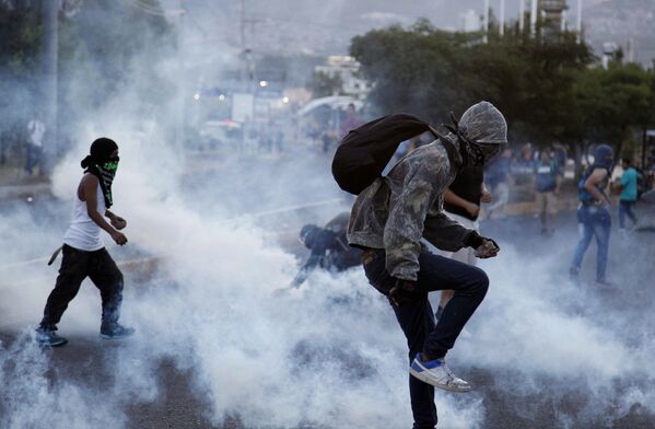 Manifestantes se expressam contra o aumento do preço dos transportes públicos e gasolina nas Honduras - Sputnik Brasil