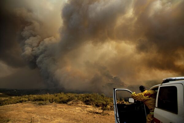 Chefe de unidade de bombeiros da Califórnia coordena combate a fogos florestais em Lakeport - Sputnik Brasil