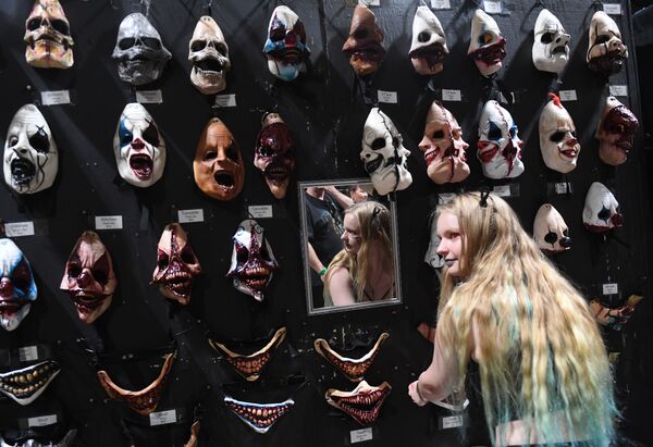 Fã de filmes de horror escolhe máscara durante um festival na Califórnia - Sputnik Brasil
