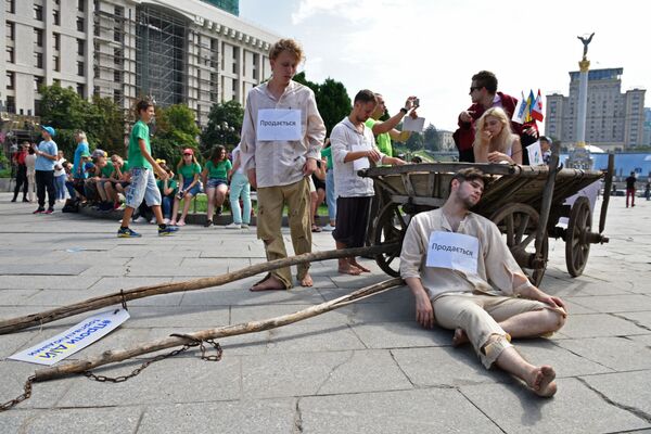 Participantes de um protesto contra tráfico de pessoas em Kiev, na Ucrânia - Sputnik Brasil