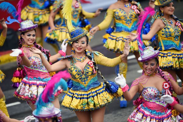 Dançarinas participam da parada no Dia de Independência em Lima, no Peru - Sputnik Brasil