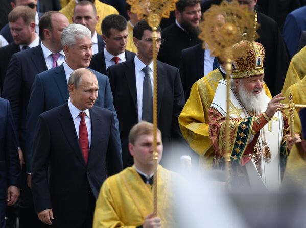 Presidente russo, Vladimir Putin, e o Patriarca de Moscou e Toda a Rússia, Kirill, participam de um evento dedicado ao 1030º aniversário de batismo da Rússia - Sputnik Brasil
