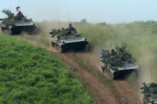 Veículos de combate de infantaria participam das manobras na região de Primorye, na Rússia - Sputnik Brasil