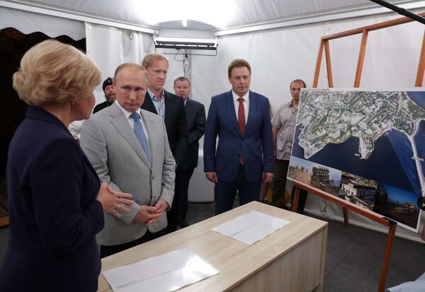 O presidente russo, Vladimir Putin, observa a apresentação de projetos na cidade de Sevostopol durante visita à Crimeia, em 4 de agosto de 2018 - Sputnik Brasil