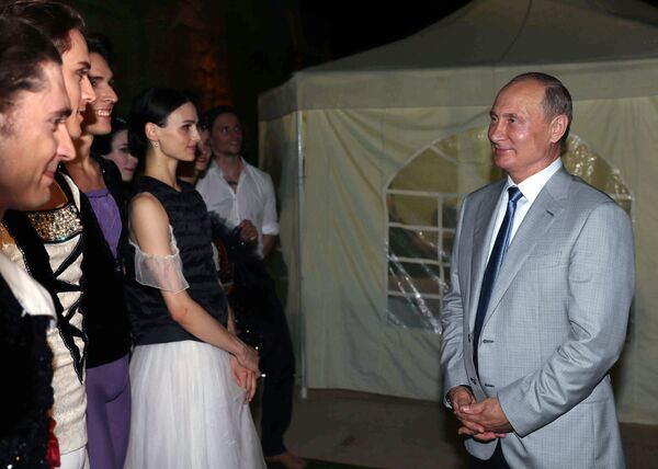 O presidente russo, Vladimir Putin, se comunica com artistas de balé ao visitar o festival Ópera em Khersones, na Crimeia, em 4 de agosto de 2018 - Sputnik Brasil