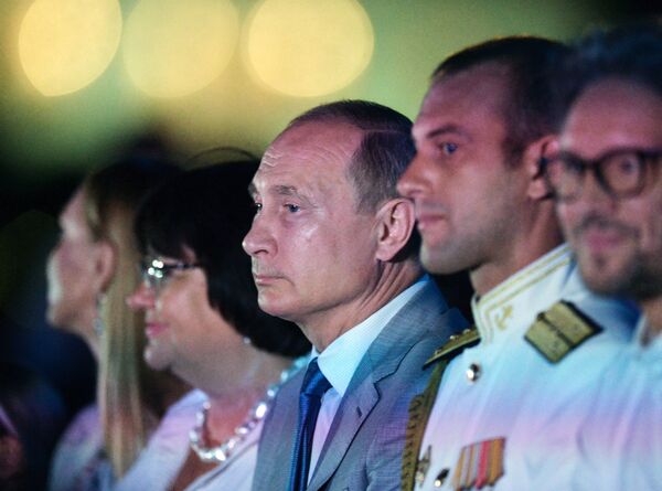 O presidente russo, Vladimir Putin, assiste ao show no âmbito do festival Ópera em Khersones, na Crimeia, em 4 de agosto de 2018 - Sputnik Brasil