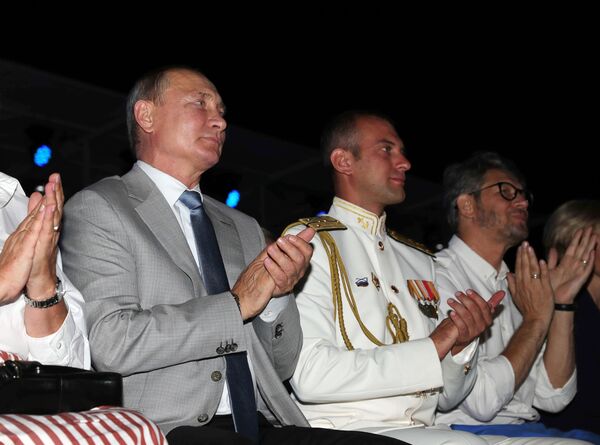 O presidente russo, Vladimir Putin, assiste ao show no âmbito do festival Ópera em Khersones, na Crimeia, em 4 de agosto de 2018 - Sputnik Brasil