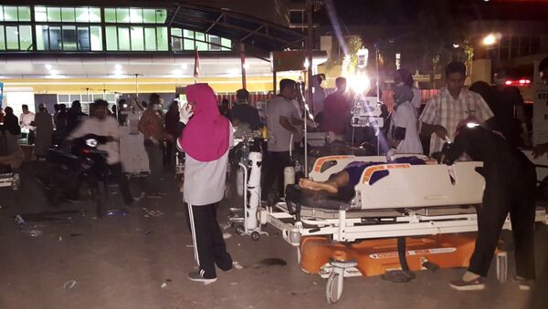 Funcionários tratam pacientes em um hospital de campanha depois que um terremoto atingiu a ilha de Lombok, na Indonésia, em 5 de agosto de 2018. - Sputnik Brasil