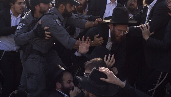 Polícia israelense briga com judeus ultraortodoxos enquanto bloqueiam estrada principal durante protesto contra o recrutamento militar israelense, em Jerusalém, 19 de outubro de 2017 (foto de arquivo) - Sputnik Brasil
