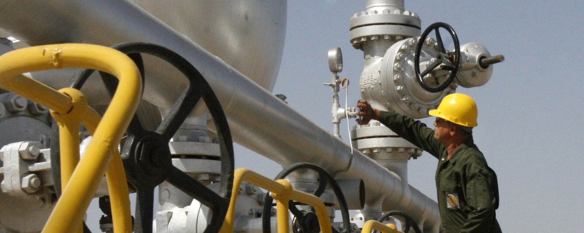 Técnico de petróleo iraniano verifica as instalações do separador de óleo no campo petrolífero de Azadegan, perto de Ahvaz, Irã (imagem referencial) - Sputnik Brasil, 1920, 04.07.2022