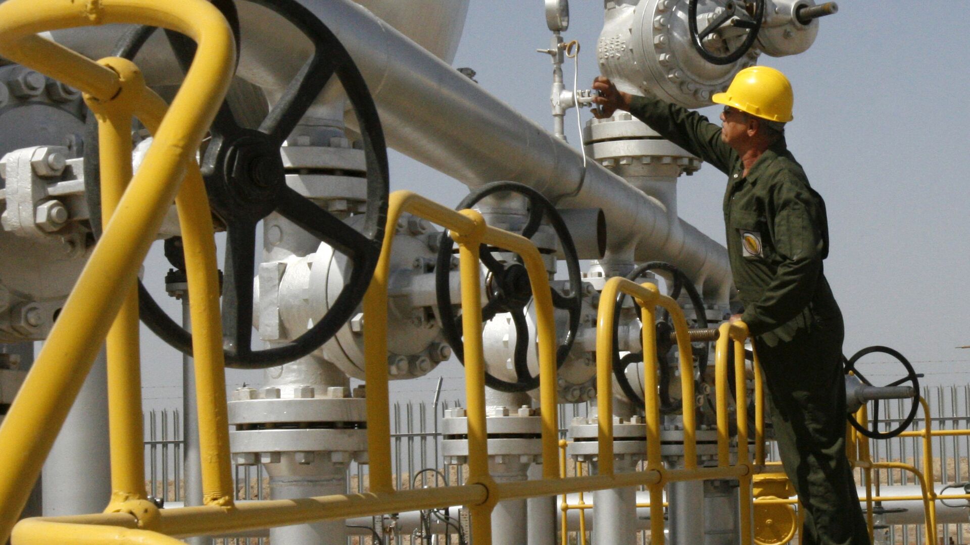 Técnico de petróleo iraniano verifica as instalações do separador de óleo no campo petrolífero de Azadegan, perto de Ahvaz, Irã (imagem referencial) - Sputnik Brasil, 1920, 25.09.2021