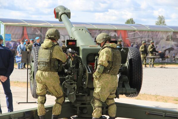 Militares russos aparecem junto à exposição dos armamentos durante o concurso Desantny Vzvod (Pilotão de Desembarque), em Pskov - Sputnik Brasil