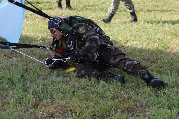 Paraquedista completa desembarque de helicóptero durante o concurso Desantny Vzvod (Pilotão de Desembarque), em Pskov - Sputnik Brasil