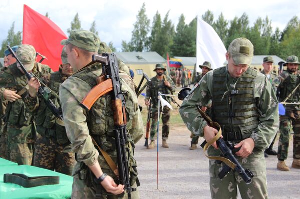 Militares bielorussos se preparam para a estafeta do concurso Desantny Vzvod (Pilotão de Desembarque), em Pskov - Sputnik Brasil