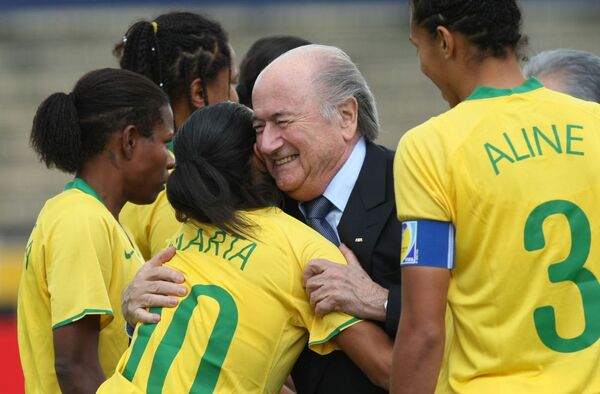 Em 21 de novembro de 2010, Joseph Blatter assistiu ao último encontro do campeonato feminino sul-americano em Quito. O Brasil qualificou-se naquela altura para a Copa do Mundo feminina de 2011 na Alemanha. - Sputnik Brasil