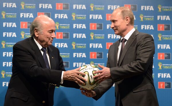 Em 13 de julho de 2014, Joseph Blatter entregou ao presidente da Rússia, Vladimir Putin, um certificado confirmando que a Rússia seria a sede da Copa do Mundo de 2018. - Sputnik Brasil